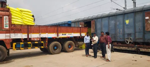 உரங்கள் சரக்கு ரெயிலில் வந்தது