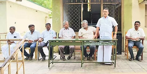 வாசுதேவநல்லூர் அரசு பள்ளி மாணவர்களுக்கு மேஜைகள்- இருக்கைகள் வழங்கல்