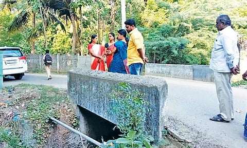 சீர்காழி சாட்டை வாய்க்காலில் நகர்மன்ற தலைவர், நகராட்சி ஆணையர் ஆகியோர் பார்வையிட்டு ஆய்வு செய்தனர்.