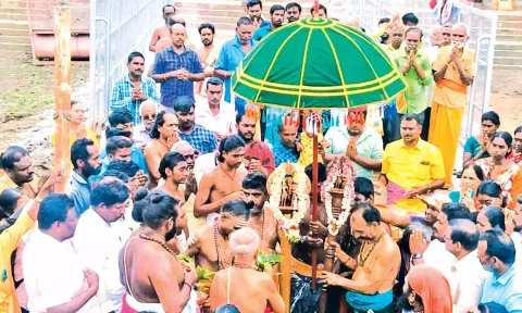 துலாக்கட்ட காவிரியில் ஐப்பசி மாத துலா உற்சவ தீர்த்த வாரி நடந்தது.