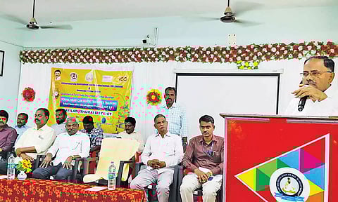 பயிற்சி வகுப்பில்  மாவட்ட கலெக்டர் மகாபாரதி பேசினார்.