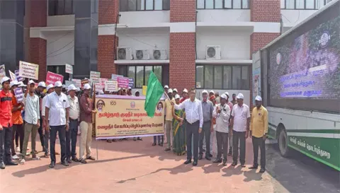 &nbsp;மழைநீர் சேகரிப்பு விழிப்புணர்வு ஊர்வலத்தை கலெக்டர் கார்மேகம் தொடங்கி வைத்த காட்சி.