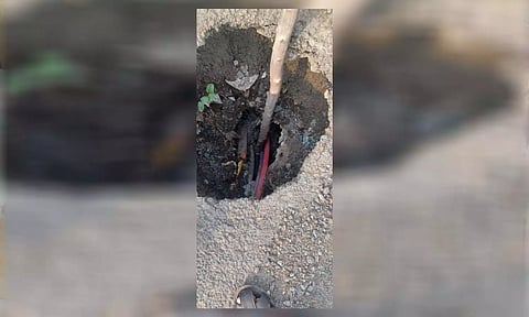 மின் மயான நடுரோட்டில் உள்ள ஆபத்தான பள்ளத்தை படத்தில் காணலாம்.&nbsp;