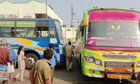 தனியார் பஸ்கள் டைமிங் பிரச்சினையால் நிறுத்தப்பட்டுள்ள காட்சி.