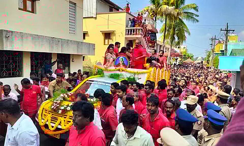 மேல்மருவத்தூருக்கு லட்சக்கணக்கானோர் வருகை: பங்காரு அடிகளார் உடலுக்கு செவ்வாடை பக்தர்கள் அஞ்சலி