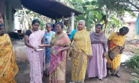 பொதுமக்களிடம் அதிகாரிகள் விழிப்புணர்வு விளக்கம் அளித்தனர்.