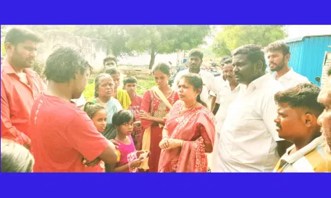 பட்டாசு வெடி விபத்தில் இறந்த 13 பேரின் குடும்பத்தினரை நேரில் சென்று பா.ம.க. மாநில பொருளாளர் திலகாபாமா ஆறுதல் கூறினார். அருகில் மாவட்ட செயலாளர் டேனியல் உள்ளார்.