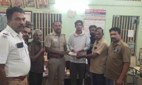 வாலிபரிடம் பணத்தை&nbsp; ஒப்படைத்தக் காட்சி.