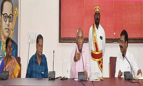 விழுப்புரம் மாவட்ட பள்ளி தலைமை ஆசிரியர்களுடனான ஆய்வுக் கூட்டத்தில் கலெக்டர் பழனி பேசியபோது எடுத்தபடம்.