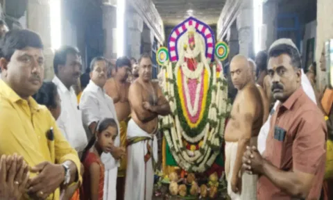 வெள்ளி காமதேனு வாகனத்தில் பவனி வந்த கன்னியாகுமரி பகவதி அம்மனுக்கு மலர் தூவி வழிபட்ட இலங்கை பக்தர்கள்