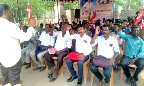 மின் ஊழியர்கள் தர்ணா போராட்டத்தில் ஈடுபட்ட காட்சி.