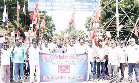 போராட்டத்தில் ஈடுபட்ட மின்வாரிய ஊழியர்கள்.
