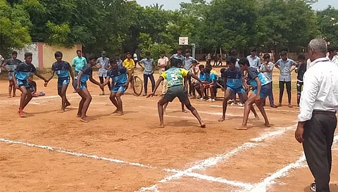 வாழப்பாடியில் நடைபெற்ற வருவாய் மாவட்ட அளவிலான கபடிப் போட்டியில் கலந்து கொண்டு விளையாடிய மாணவர்கள்.