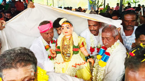 கவுரம்மா தேவியின் சிலையை தேரில் வைப்பதற்காக பக்தர்கள் ஊர்வலமாக எடுத்து வந்த காட்சி.