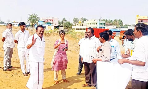 ஓசூரில் அமைச்சர்கள் பங்கேற்று நலத்திட்ட பணிகளை தொடங்கி வைக்கும் நிகழ்ச்சிக்கான ஏற்பாடுகளை மேயர் சத்யா பார்வையிட்ட காட்சி.