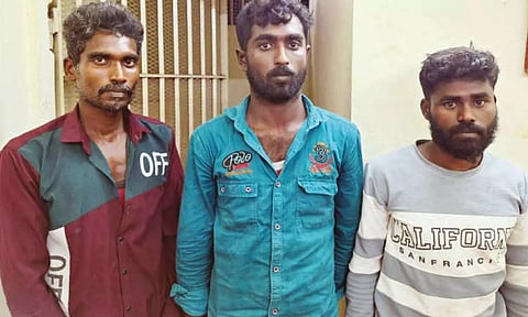 மின்வாரிய ஊழியர் வீட்டில் திருடியவர்களை படத்தில் காணலாம்.&nbsp;