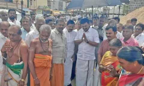 புனரமைப்பு பணிகளை அமைச்சர் மு.பெ.சாமிநாதன் தொடங்கி வைத்தபோது எடுத்தபடம்.&nbsp;