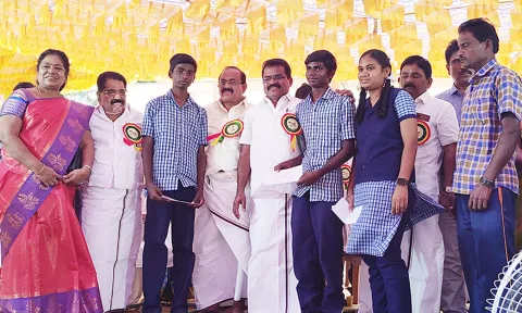 நிகழ்ச்சியில் வெற்றி பெற்ற மாணவர்களுக்கு பரிசுகள் வழங்கப்பட்டது.
