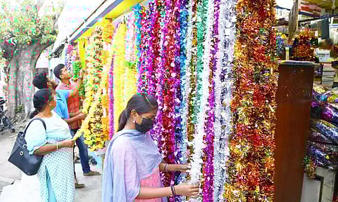 அலங்கார பொருட்களை பொதுமக்கள்&nbsp; தேர்வு செய்யும் காட்சி.