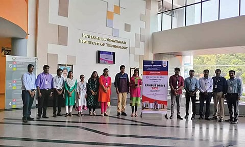 எம்.ஐ.டி. கல்லூரியில் வேலைவாய்ப்பு முகாம் நடைபெற்ற காட்சி.