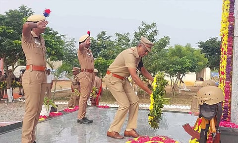 காவலர் வீர வணக்க நாள் நினைவுத் தூணுக்கு மலர் வளையம் வைத்து அஞ்சலி