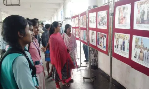 வடசேரி பேருந்து நிலையத்தில் அரசின் சாதனைகள் குறித்த புகைப்பட கண்காட்சி