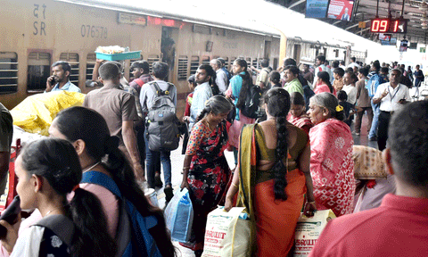 ஈரோடு பஸ்-ரெயில் நிலையங்களில் அலைமோதிய மக்கள் கூட்டம்