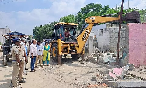 ரிஷிவந்தியத்தில் ஆக்கிரமிப்புக்கள் அகற்றும் பணி நடந்த போது எடுத்த படம்.