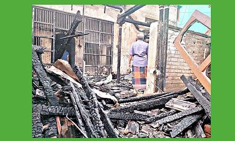 ஸ்கேன் மையம் முற்றிலும் எரிந்து கிடப்பதை படத்தில் காணலாம்