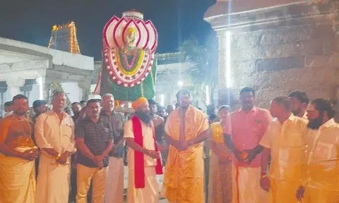 நவராத்திரி 6-ம் திருவிழா - பகவதி அம்மன் வாகன பவனியில் திரளான பக்தர்கள் பங்கேற்பு