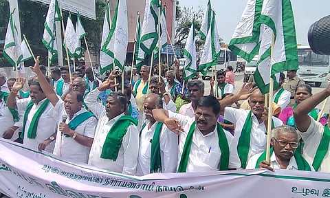 கர்நாடகா அரசை கண்டித்து தமிழக விவசாயிகள் சங்கம் சார்பில் சேலம் ஜங்ஷன் ரெயில் நிலையத்தில் மறியல் போராட்டத்தில் ஈடுபட்டனர்