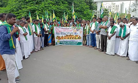 ஆர்ப்பாட்டத்தில் பங்கேற்ற விவசாயிகள்.