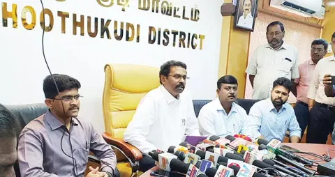 தூத்துக்குடி மாவட்ட புதிய கலெக்டர் லட்சுமிபதி பேட்டி அளித்த காட்சி. அருகில் மாவட்ட வருவாய் அலுவலர் அஜய் சீனிவாசன், கூடுதல் கலெக்டர் தாக்கரே சுபம் ஞானவேவ் ராவ், சப்-கலெக்டர் கௌரவ் குமார் உள்ளனர்.