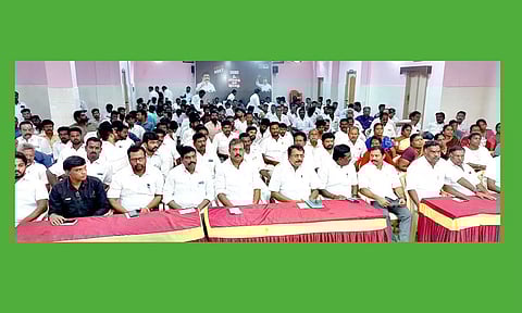 கையெழுத்து இயக்க நிகழ்ச்சியில் பங்கேற்ற தி.மு.க. நிர்வாகிகள்