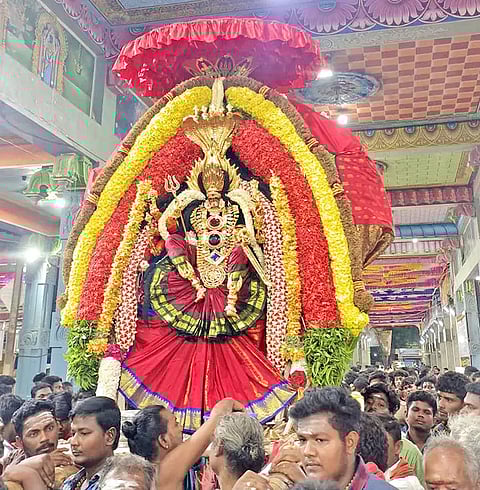 நேற்று இரவு  அம்மன் மகிஷா சுரமர்த்தினி கோலத்தில் எழுந்தருளிய காட்சி.