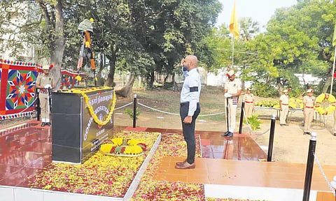மாவட்ட கலெக்டர் ஜானிடாம் வர்க்கீஸ் நினைவு தூணில் மாலை அணிவித்து மரியாதை செலுத்தினார்.