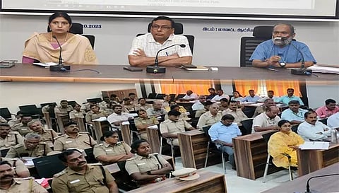 கலெக்டர் கார்மேகம் தலைமையில் கூட்டம் நடைபெற்ற காட்சி.