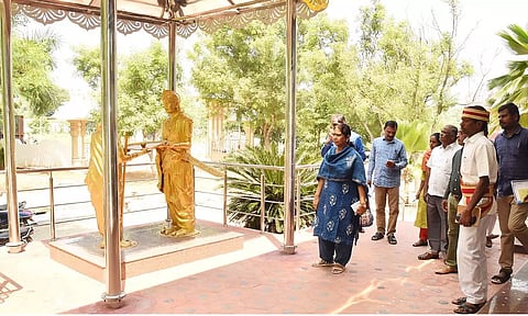 அதியமான்கோட்டையில் உள்ள அதியமான் கோட்டத்தில் புனரமைப்பு பணிகளை கலெக்டர் சாந்தி நேரில் சென்று ஆய்வு செய்த காட்சி.