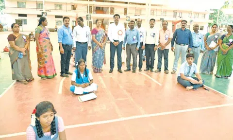 மாணவர்களுக்கு கட்டுரை போட்டிகள் நடைபெற்றது.
