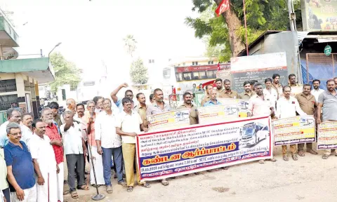அனைத்து போக்குவரத்து தொழிற்சங்கங்கள் சார்பில் ஆர்ப்பாட்டம் நடைபெற்றது.
