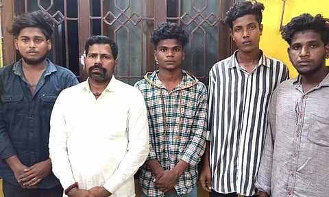 கைதான 5 பேரை படத்தில் காணலாம்.