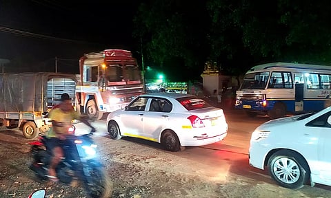 சாலை பணிகள் நடைபெற்று வரும் பாவூர்சத்திரம் பகுதியில் போக்குவரத்து நெருக்கடியில் சிக்கிய வாகனங்களை படத்தில் காணலாம்.&nbsp;