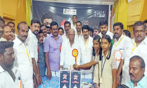 வெற்றி பெற்ற மாணவ-மாணவிகளுக்கு பரிசுகள் வழங்கப்பட்டது.