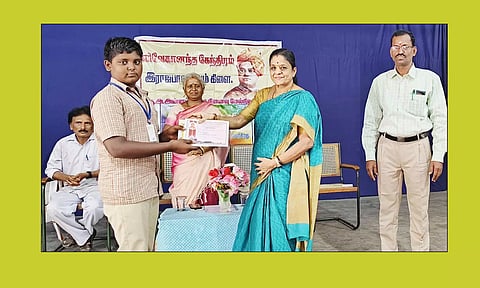 மாவட்ட அளவிலான பண்பாட்டு போட்டியில் வெற்றி பெற்ற– வர்களுக்கு பரிசு வழங்கப்பட்ட காட்சி.