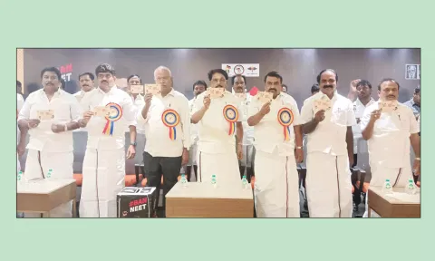 ராமநாதபுரத்தில் தி.மு.க. சார்பில் நீட் விலக்கை வலியுறுத்தி நடந்த கையெழுத்து இயக்கத்தை அமைச்சர்கள் தொடங்கி வைத்தனர்‌.