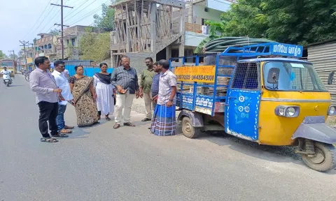 நெல்லிக்குப்பம் நகராட்சி கமிஷனர் கிருஷ்ணராஜன் கழிவு நீர் வாகன உரிமையாளருக்கு  எச்சரிக்கை செய்து அபராதம் விதித்த காட்சி.&nbsp;