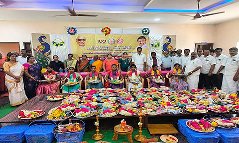 மேல்மலையனூர் அருகே வளத்தியில் சமுதாய வளைகாப்பு விழா நடைபெற்ற போது எடுத்த படம்.