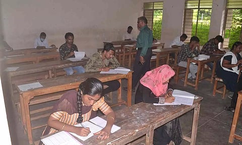 &nbsp;லாஸ்பேட்டை வள்ளலார் அரசு பெண்கள் மேல்நிலைப் பள்ளியில் கள மேற்பார்வையாளர் தேர்வு நடைபெற்ற காட்சி.