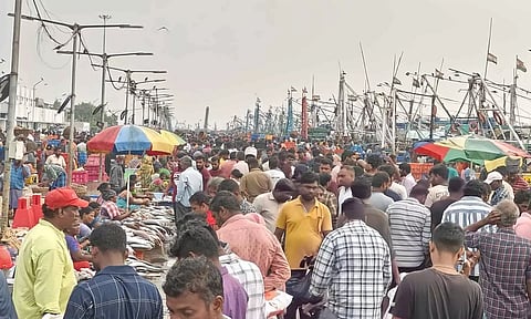 காசிமேடு மார்க்கெட்டில் மீன் வாங்க குவிந்த கூட்டம்