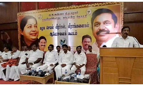 கூட்டத்தில் அ.தி.மு.க. மாநில செயலாளர் அன்பழகன் பேசிய காட்சி.&nbsp;